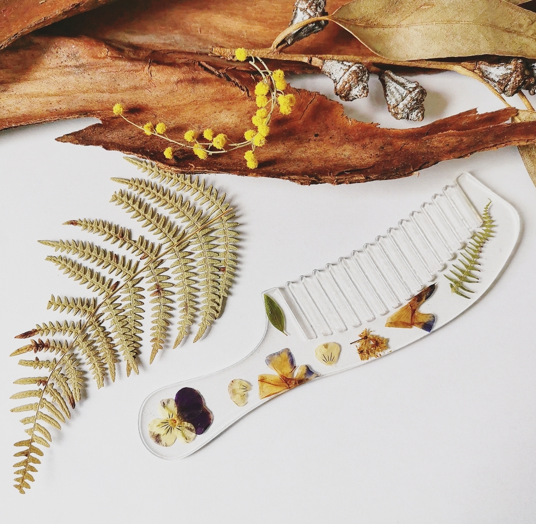 Peigne à cheveux artisanal fait main en France, accessoire cheveux, peigne en résine, inclusion de fleurs séchées, peigne fleuri, peigne bohème