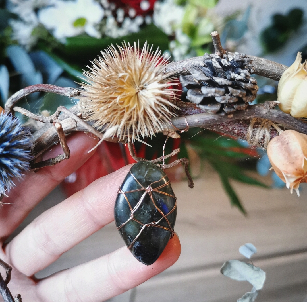Attrape-rêves bohème artisanal fait main fleurs séchées pierre labradorite lithothérapie