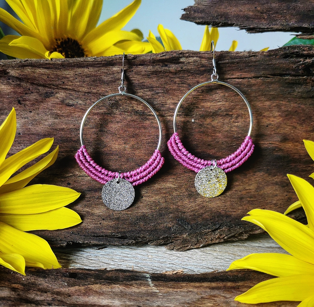 Boucles d'oreilles bohèmes hippie artisanales, bijoux macramé faits main en france, créoles argentées dorées, micro macramé