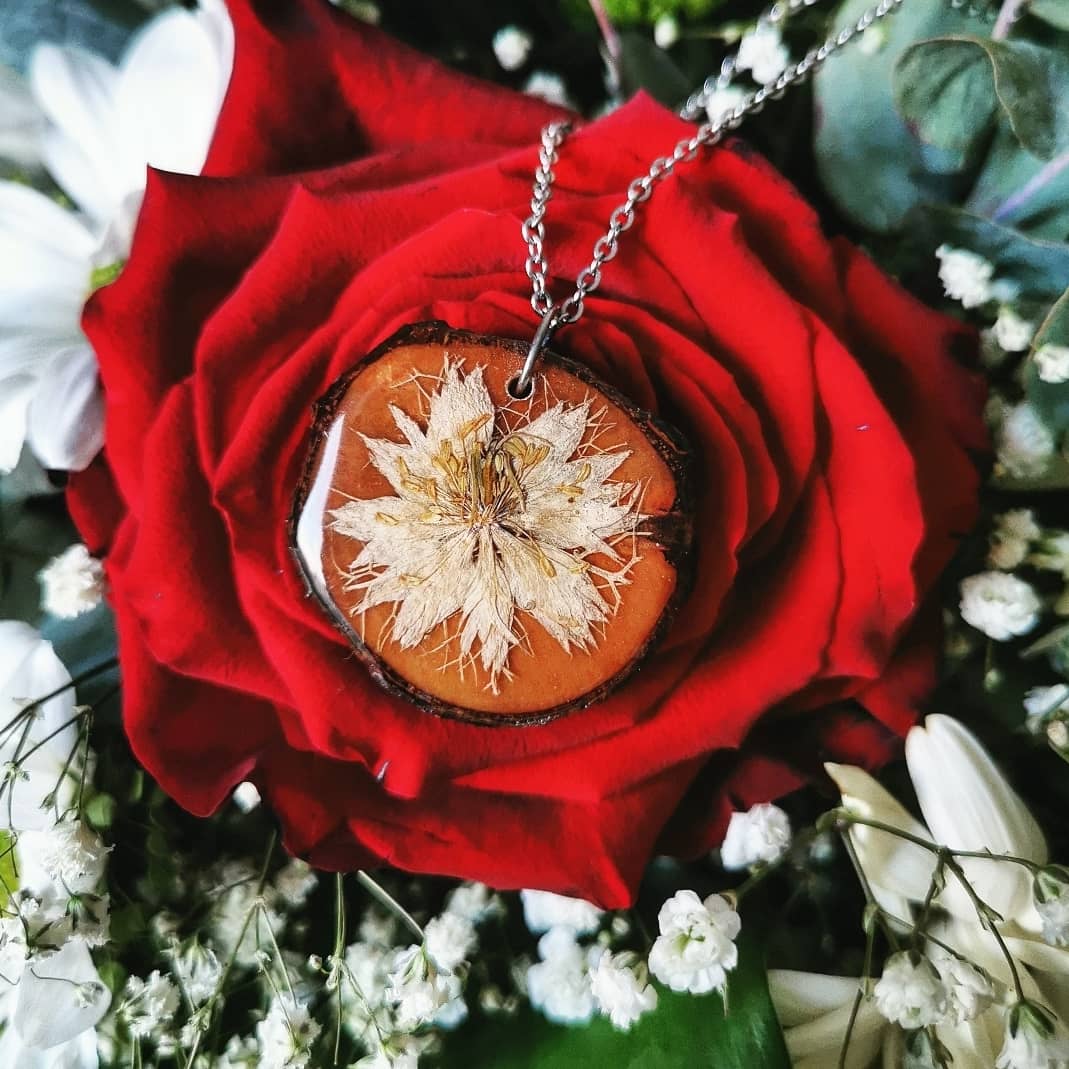 Collier fleur résine, pendentif bohème en bois