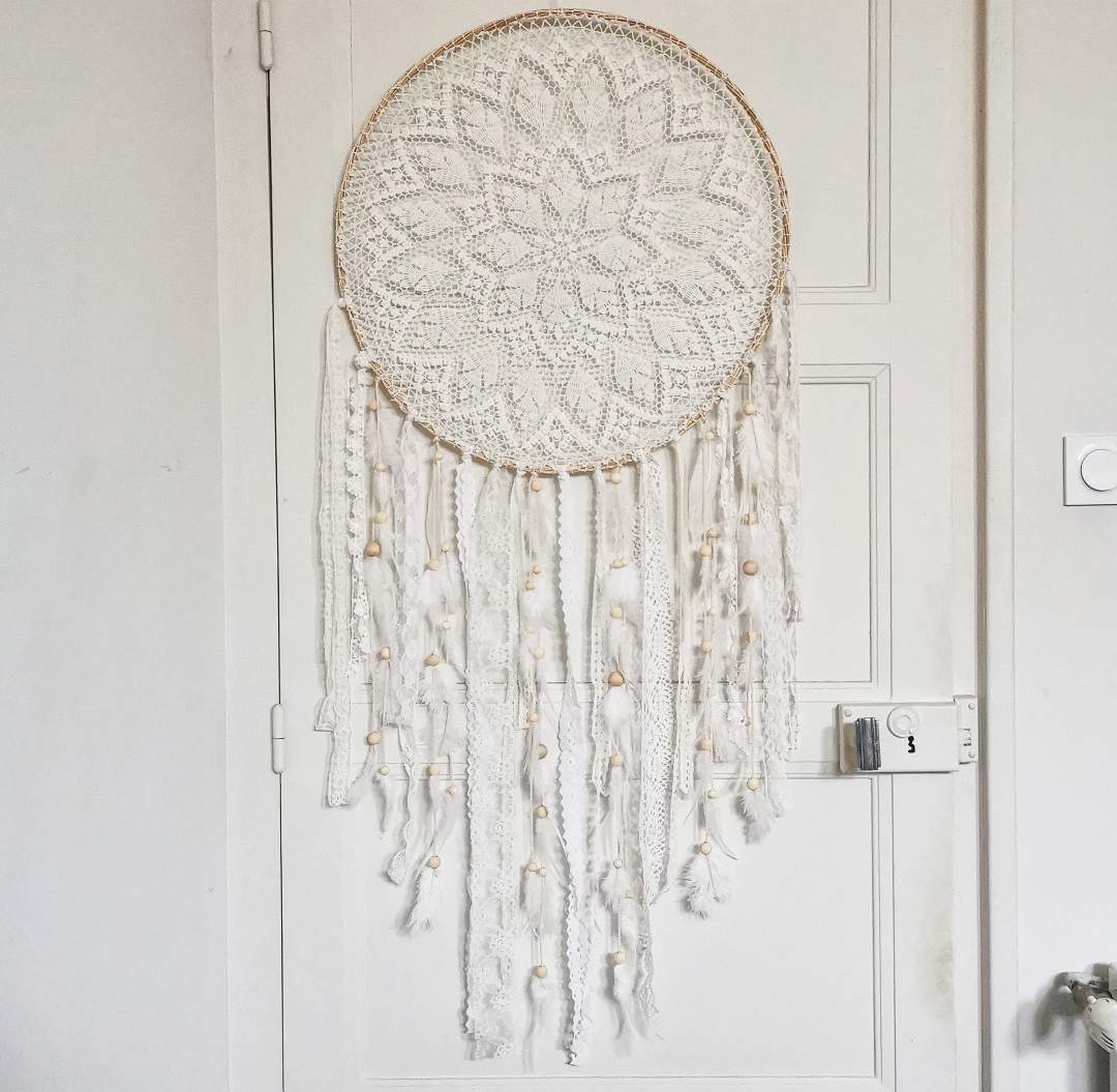 Grand attrape-rêves bohème artisanal fait main en France, décoration mural intérieur, création unique, dreamcatcher géant blanc