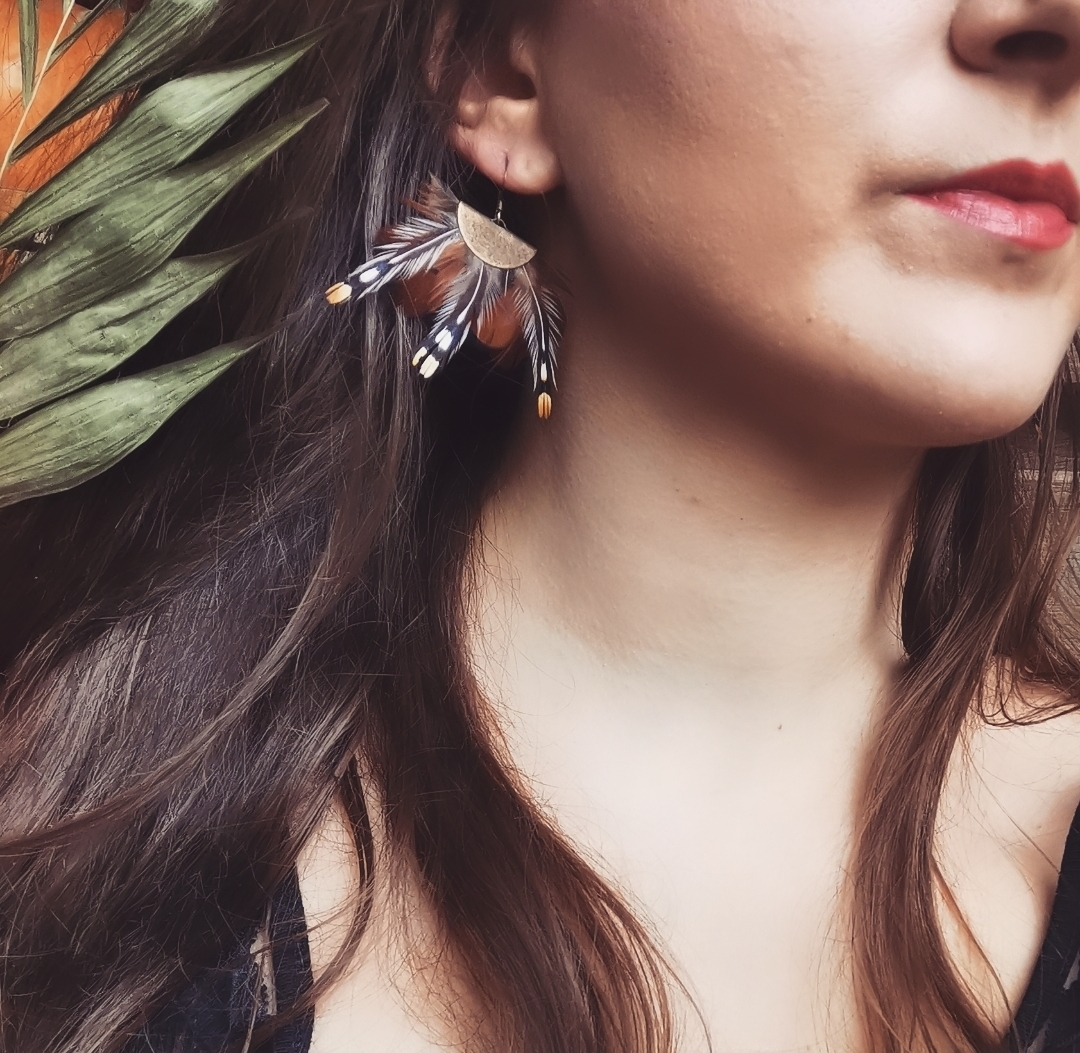 Boucles d'oreilles plumes ethniques artisanat français fait main en France bijoux bohèmes créations uniques bijoux bohèmes