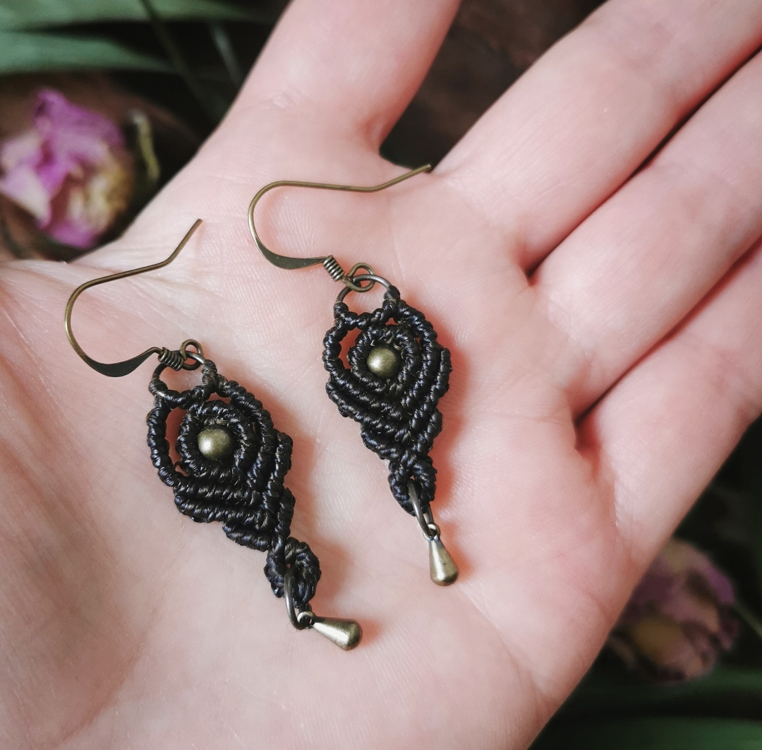 Boucles d'oreilles artisanales bohèmes chic en macramé, bijoux artisanaux, créations ethniques, micro-macramé
