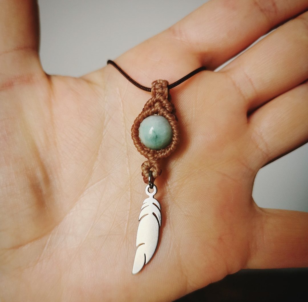Collier pendentif pierre de Jade, bijoux bohèmes artisanaux en macramé, création artisanale, fait main en France, lithothérapie, porte-bonheur, bien-être