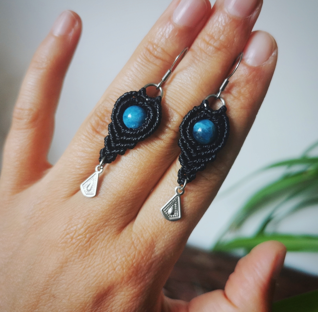 boucles d'oreilles artisanales macramé pierre gemme apatite bleue fait main en france bijoux bohemes