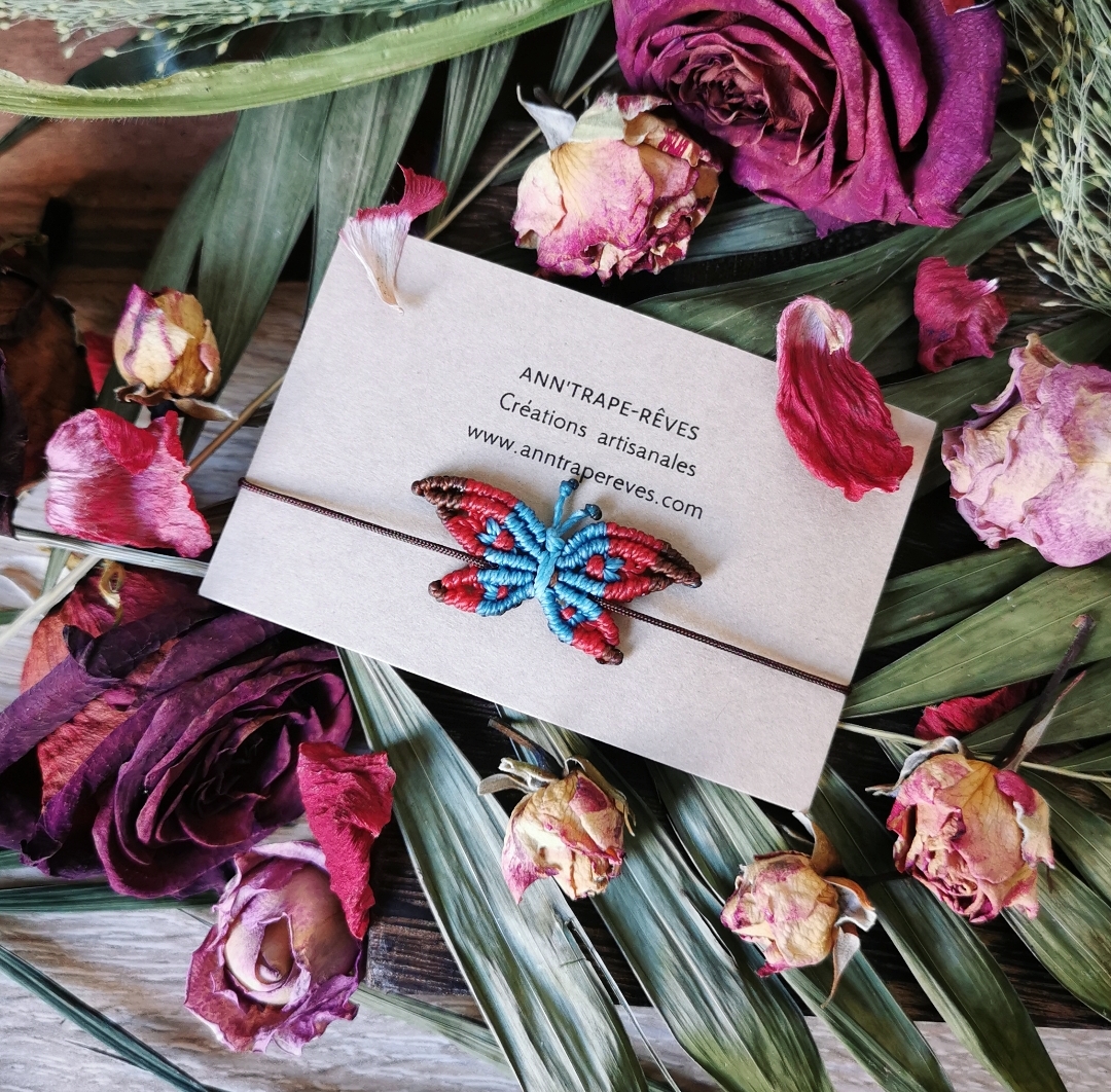 Bracelet artisanal macramé papillon fait main en France, bijoux bohèmes ethniques artisanaux, idée cadeau femme, fête des mères, création