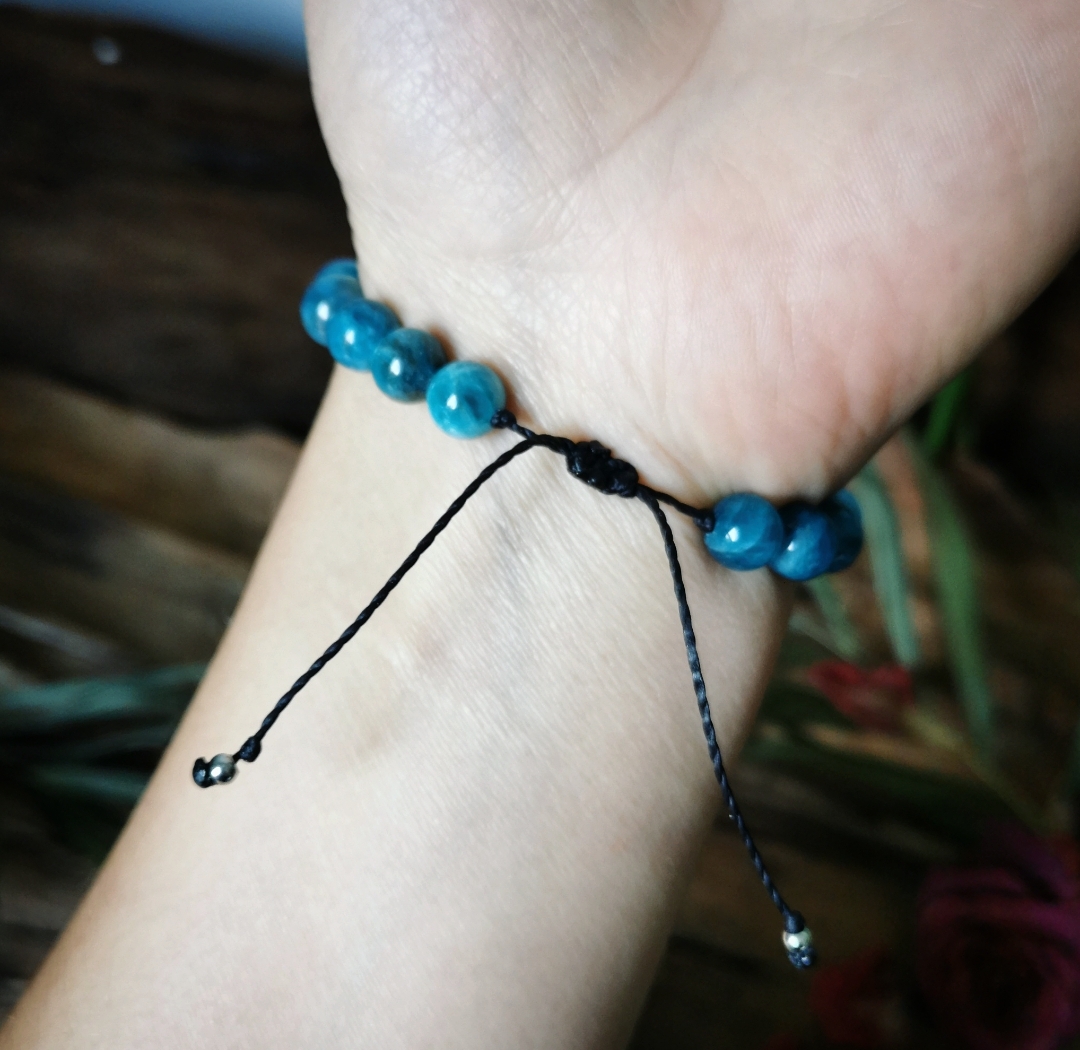 Bracelet pierre apatite bleue création artisanale fait main en France bijoux bien-être bohème plume argentée