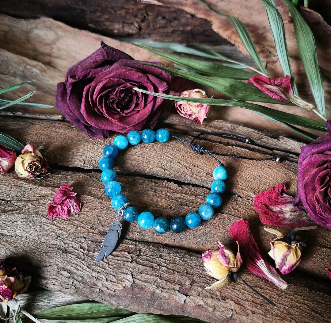 Bracelet pierre apatite bleue création artisanale fait main en France bijoux bien-être bohème plume argentée