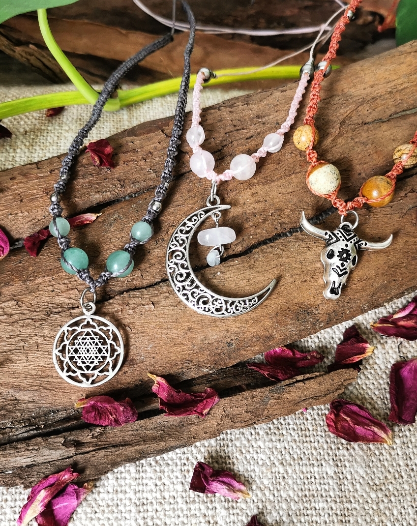 Collier artisanal bohème ethnique fait main en France bijoux artisanaux création pierres gemmes pendentif yoga méditation bien etre