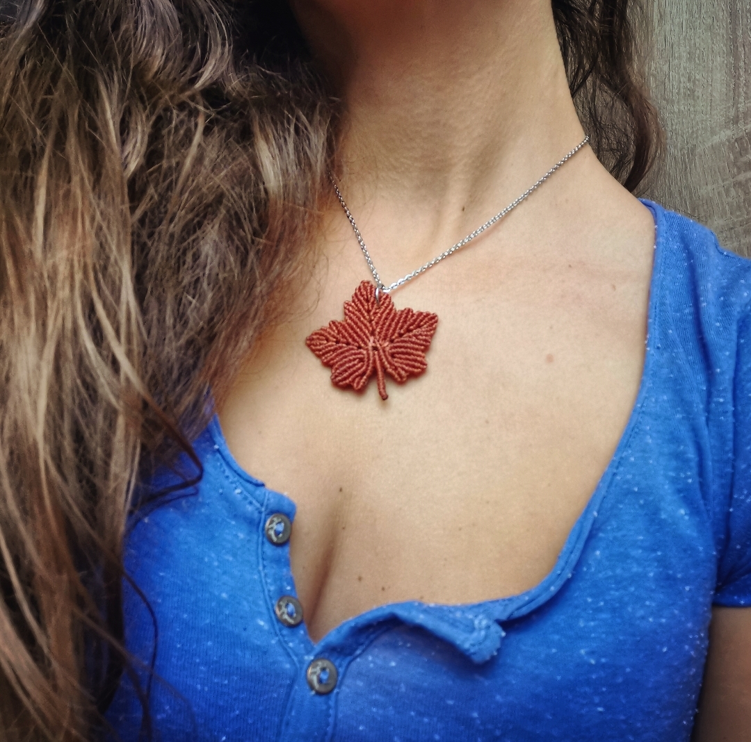 collier pendentif feuille d'érable bijoux d'automne création artisanale fait main en france bijoux macramé