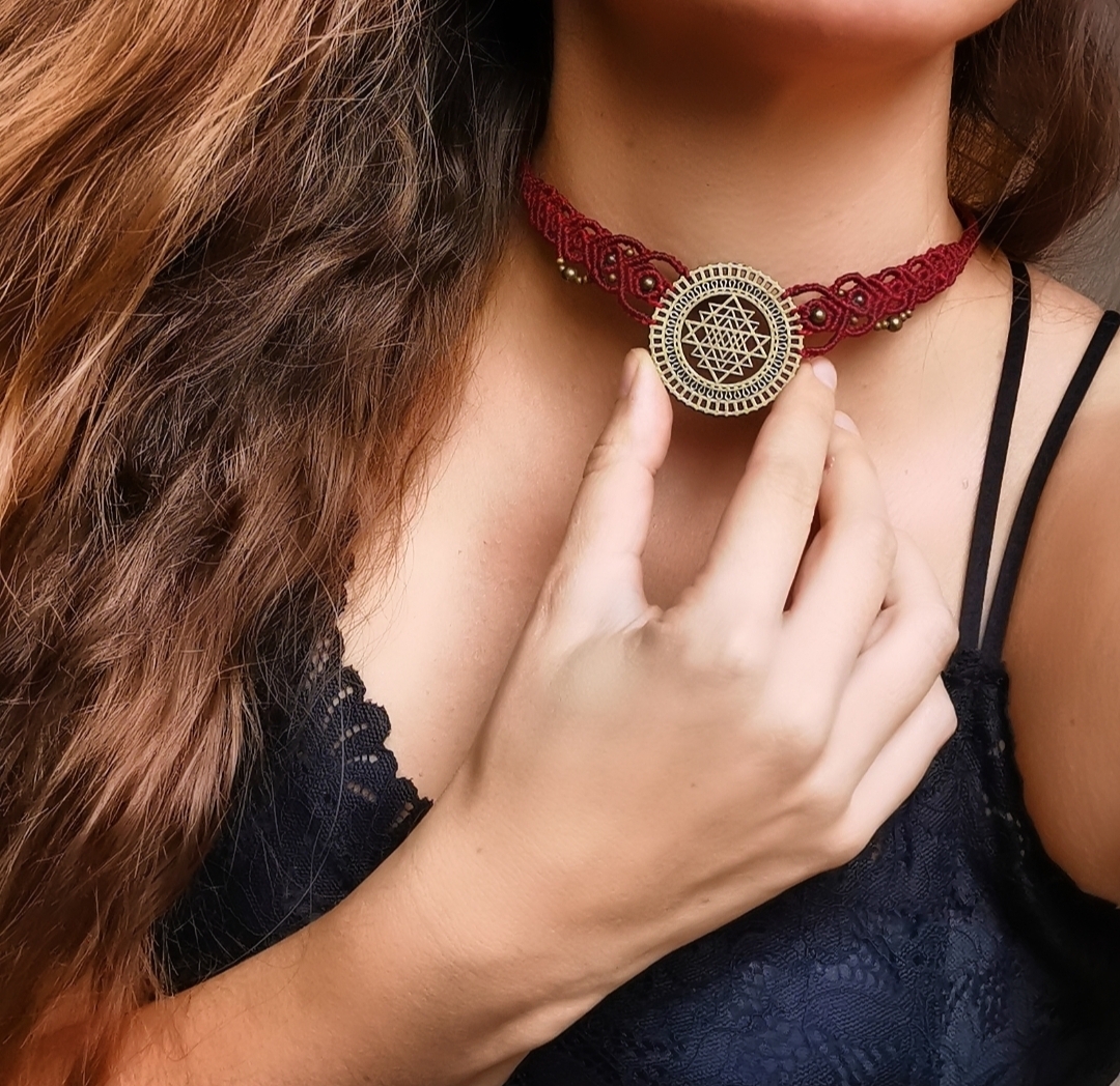 collier macramé artisanal fait main en france, bijoux bohèmes, pendentif sri yantra