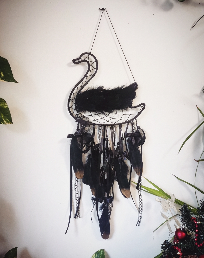 attrape-rêves artisanal fait main en france, cygne noir, black swan, décoration d'intérieur, création