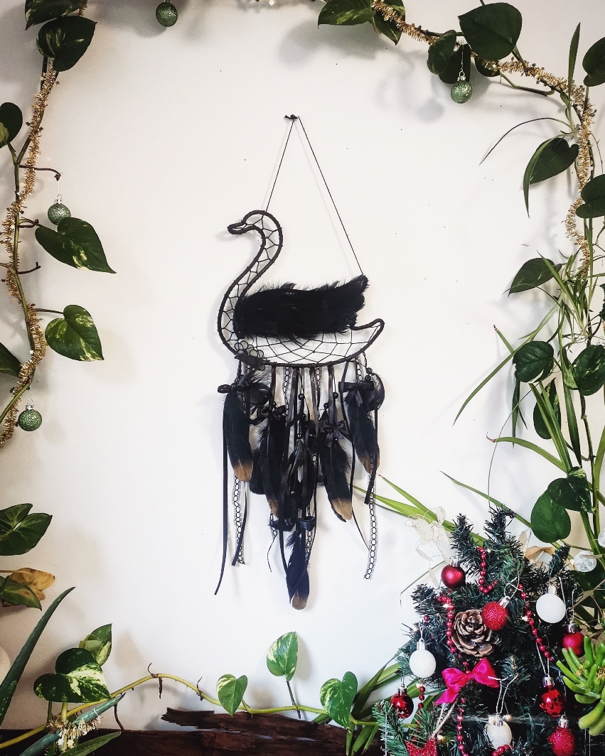 attrape-rêves artisanal fait main en france, cygne noir, black swan, décoration d'intérieur, création