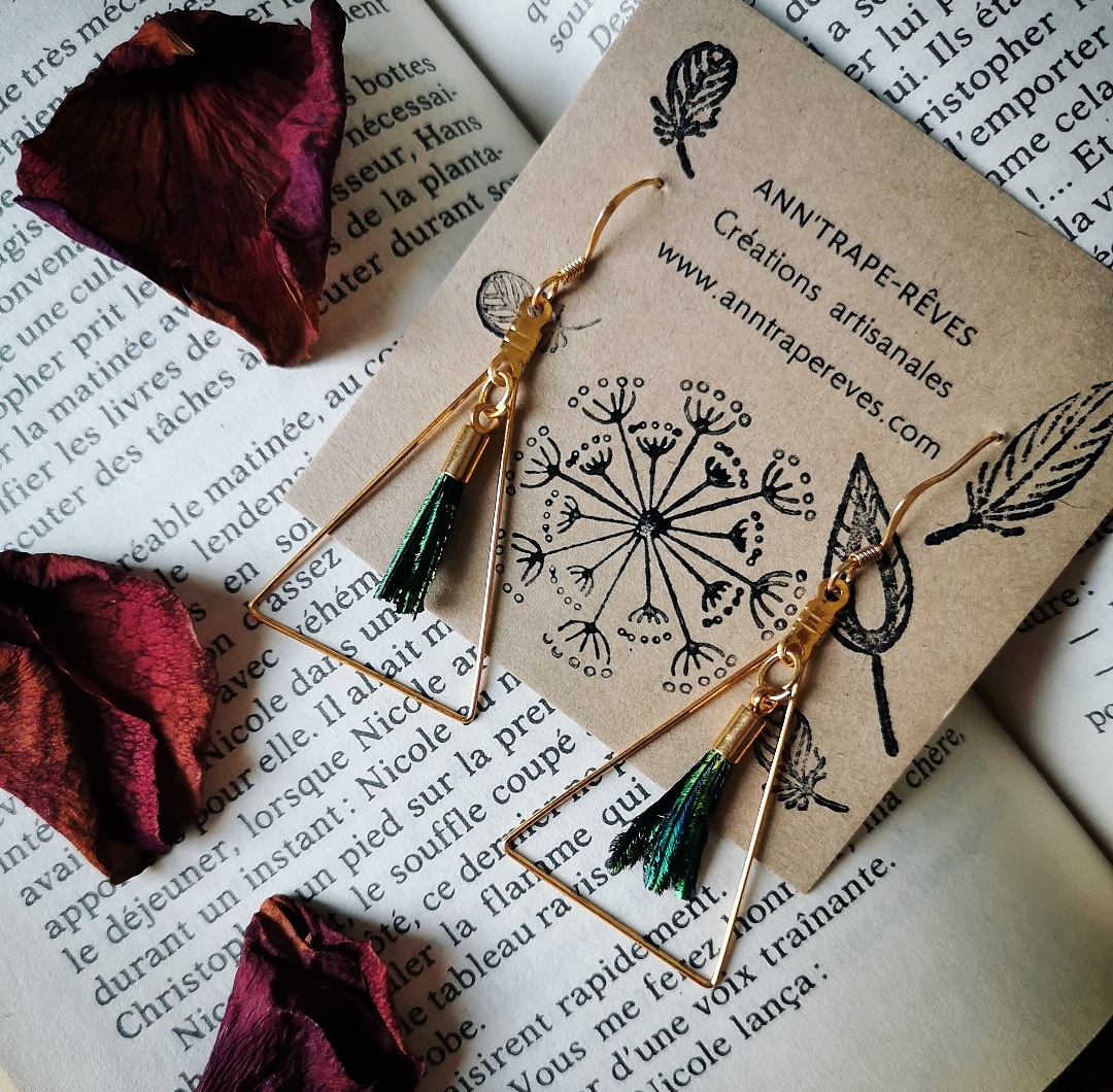 boucles d'oreilles triangles dorés plumes de paon naturelles, bijoux ethniques bohèmes naturels faits main en france