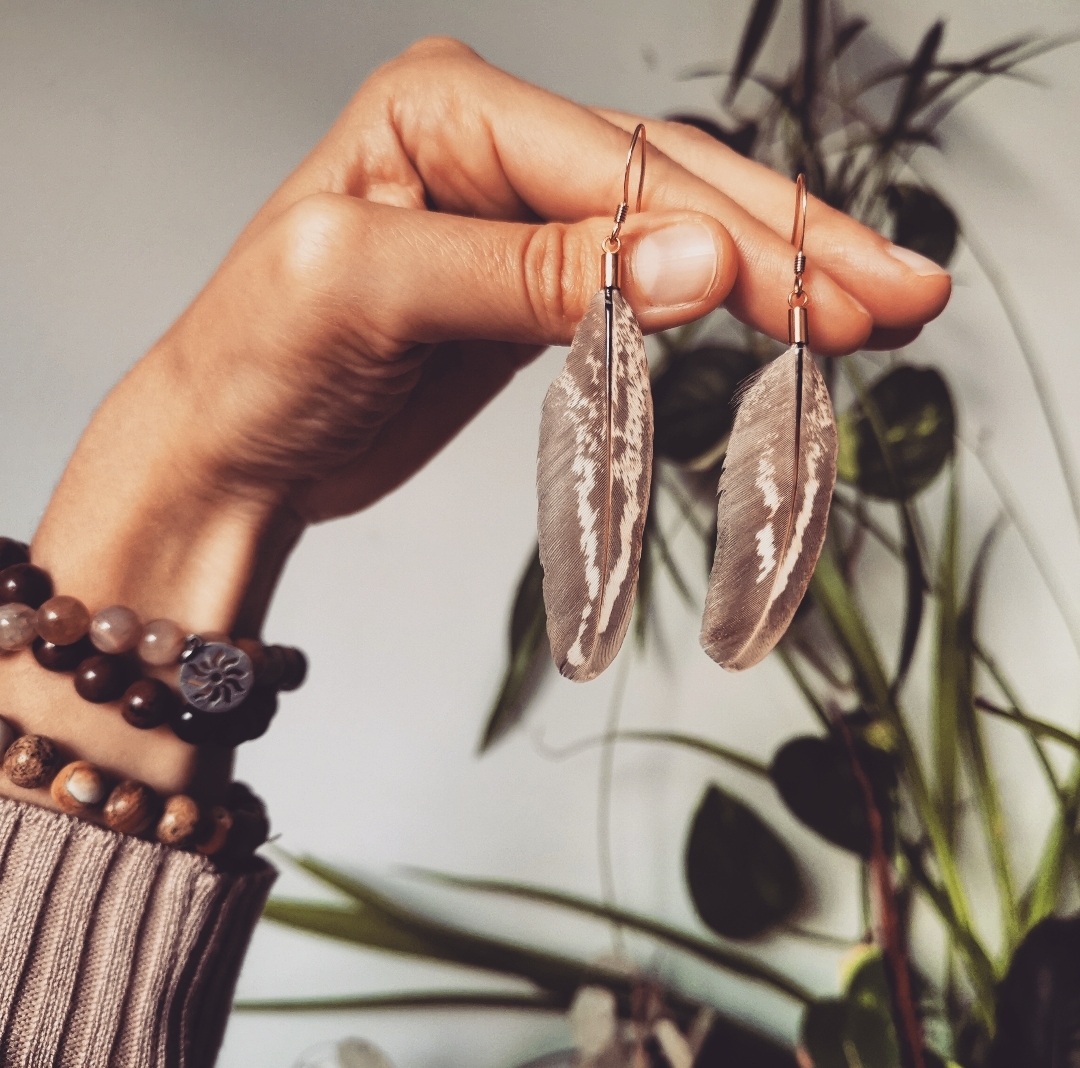 Bijoux ethniques et bohèmes, boucles d'oreilles plumes naturelles