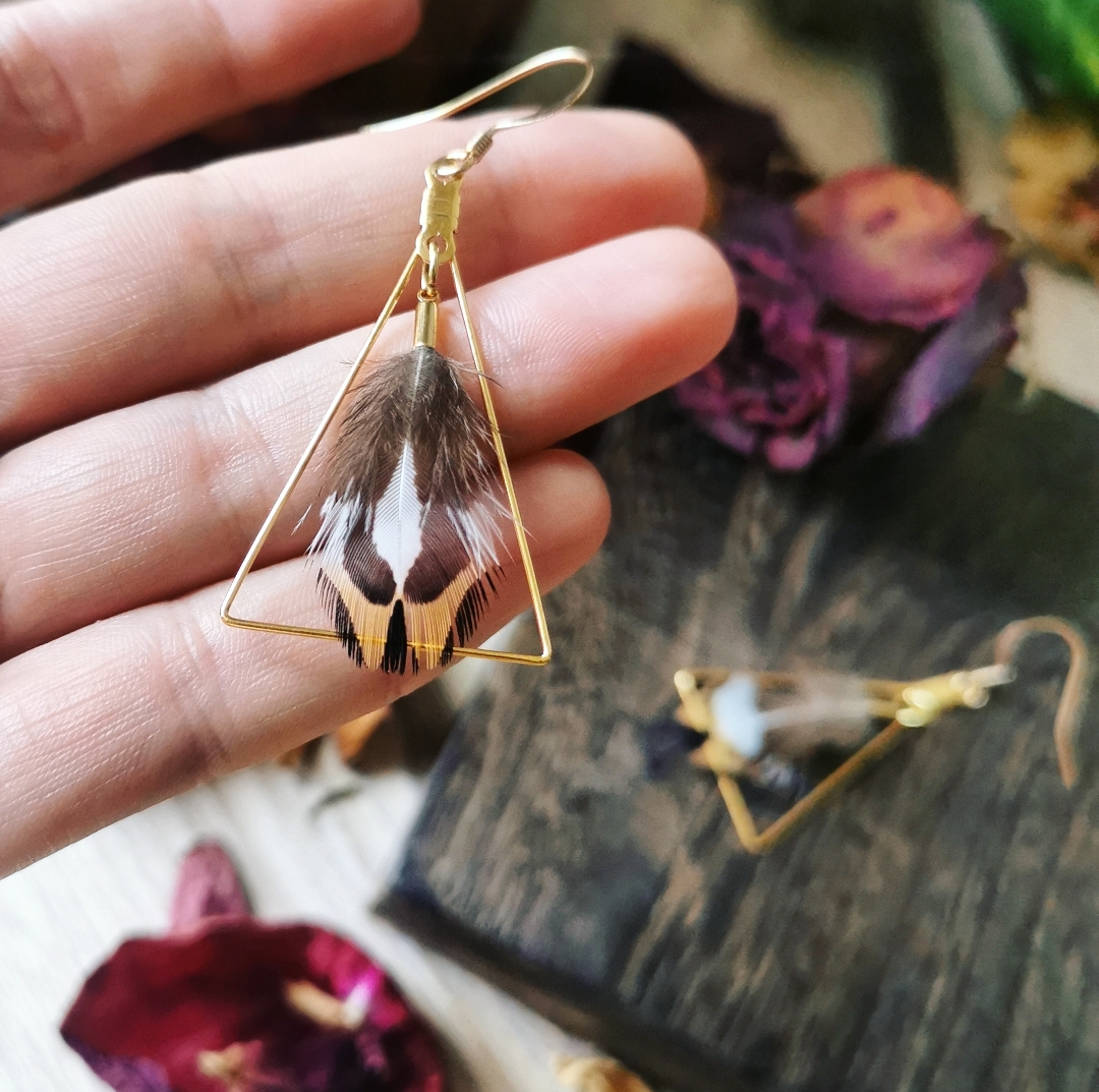 boucles d'oreilles triangulaires dorées plumes naturelles bijoux ethniques bohèmes artisanaux faits main en france