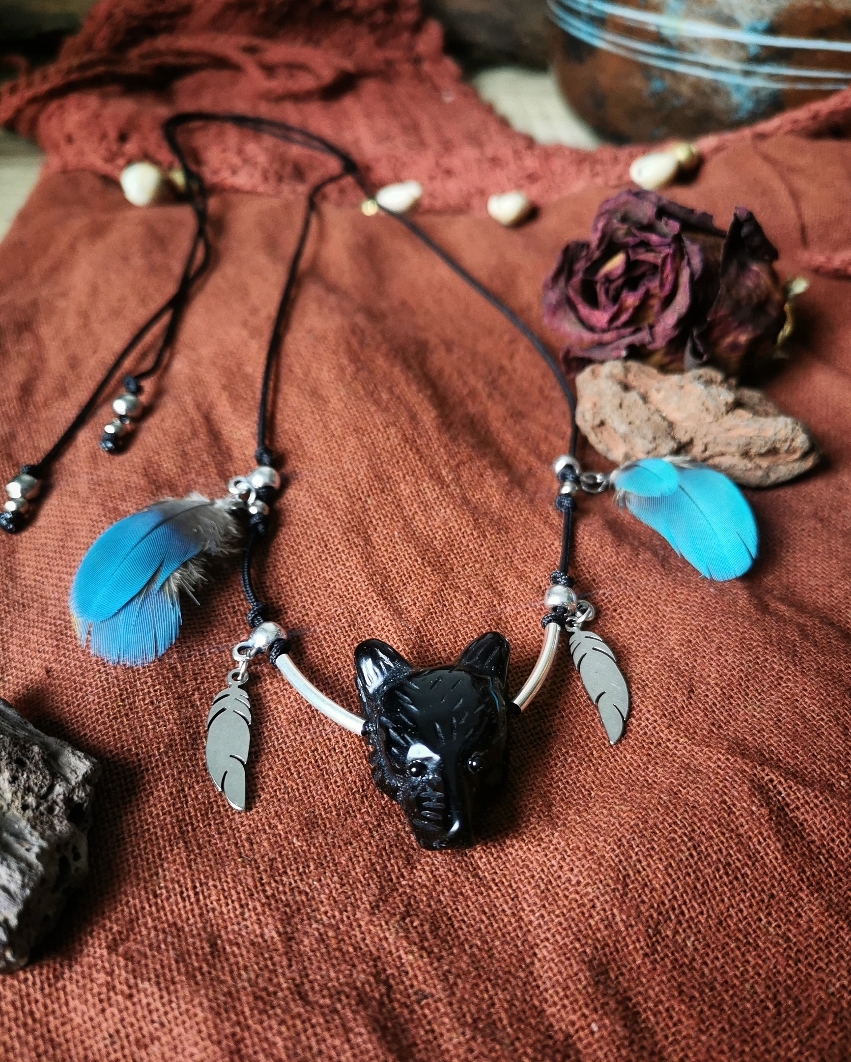 Collier tête de loup, bijoux animal totem, pierre gemme onyx noir, pendentif, plumes, bohème