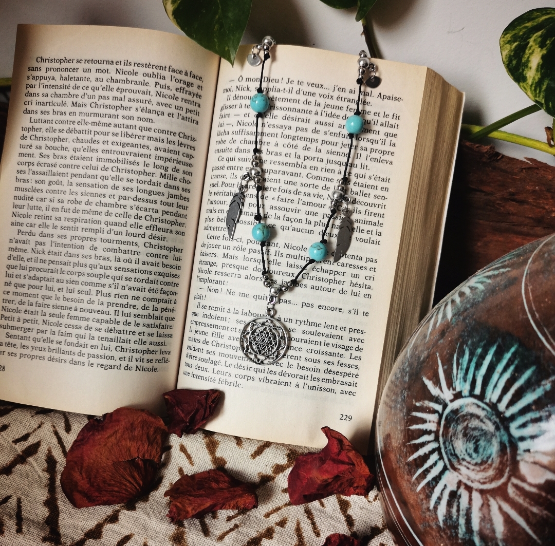 Collier artisanal fait main en France, bijoux bohèmes et ethniques, pierres gemmes, howlite bleue, pendentifs plumes, sri yantra