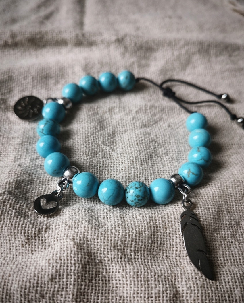 Bracelet artisanal macramé fait main en France perles en pierre gemme howlite bleue