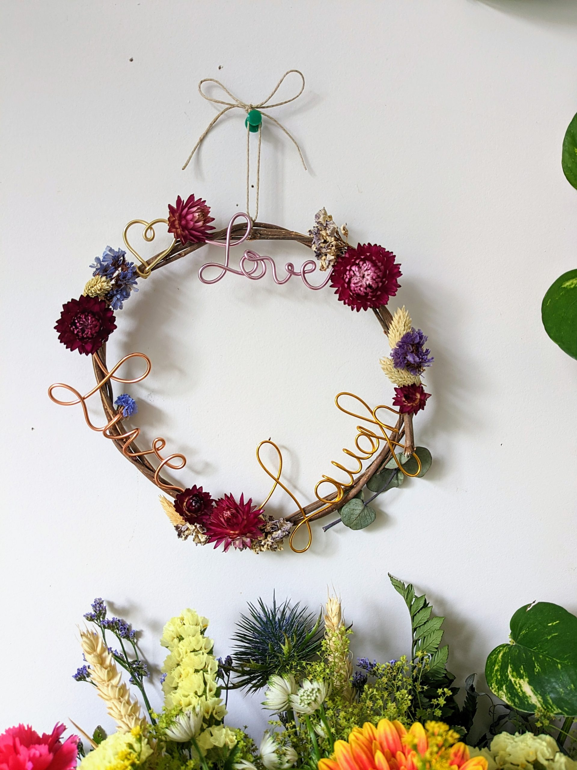 couronne de fleurs séchées artisanale fait main en france création bohème décoration art mural d'intérieur