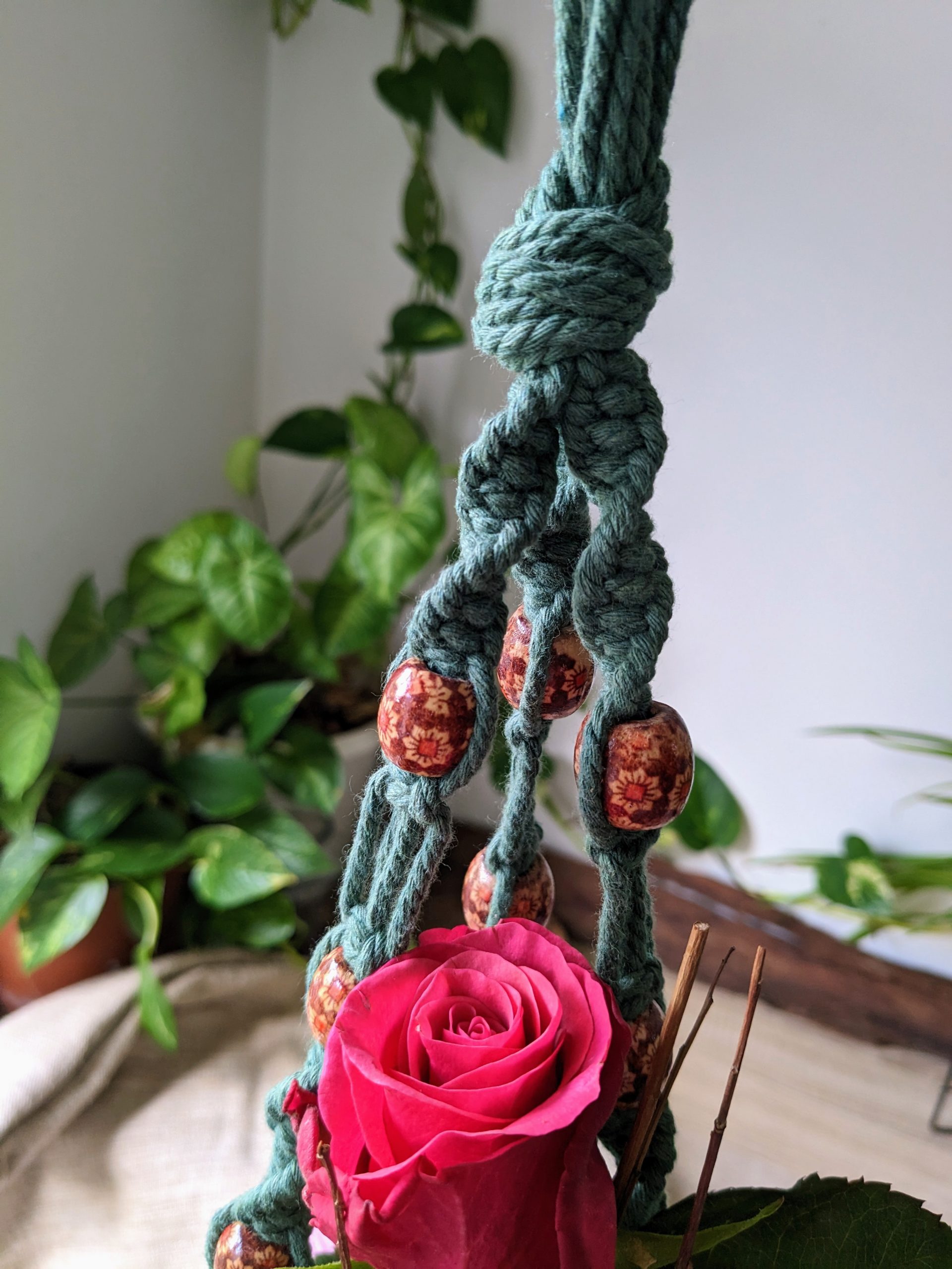 Suspension pour plante/vase en macramé vert sapin avec perles en bois -  Ann'trape-rêves