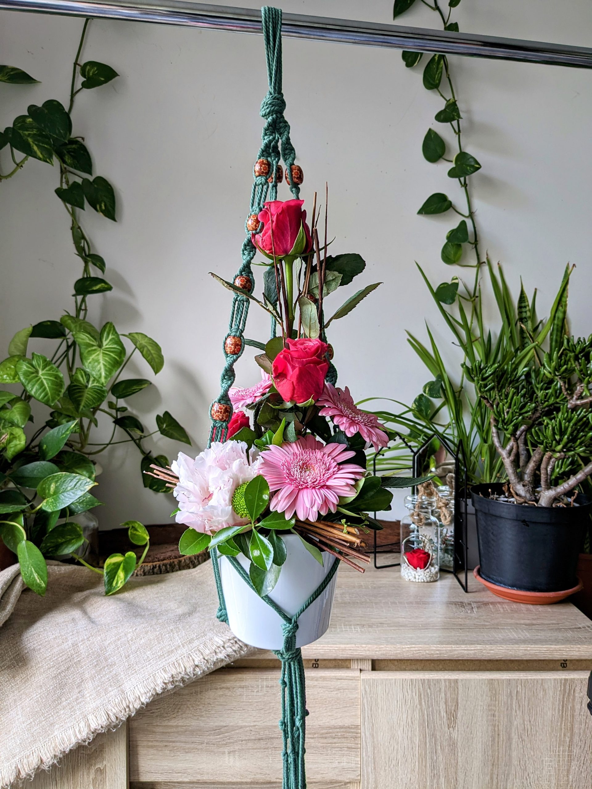 Suspension pour plante/vase en macramé vert sapin avec perles en bois