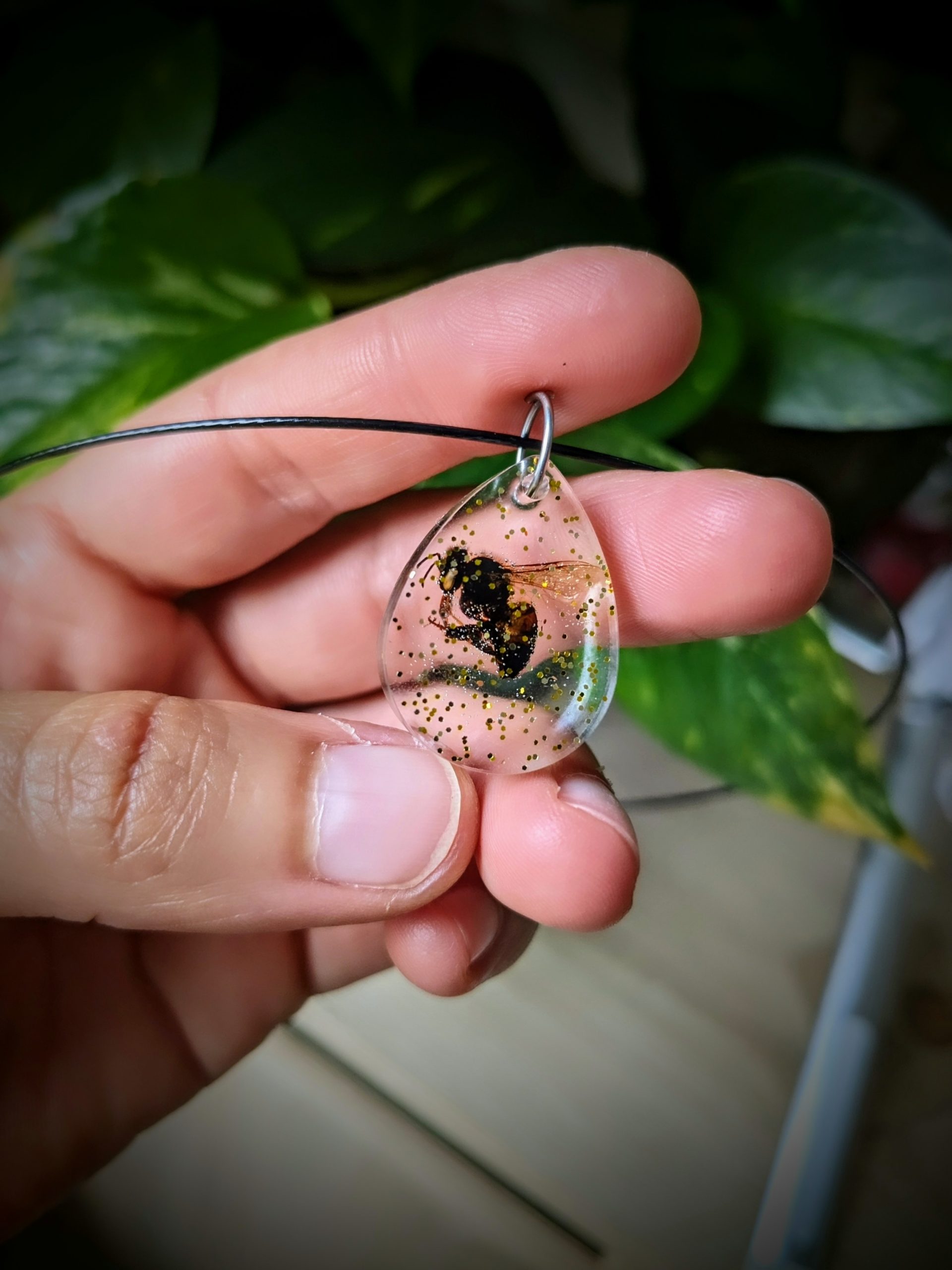 pendentif abeille résine époxy bijoux artisanaux faits main france création collier bohème