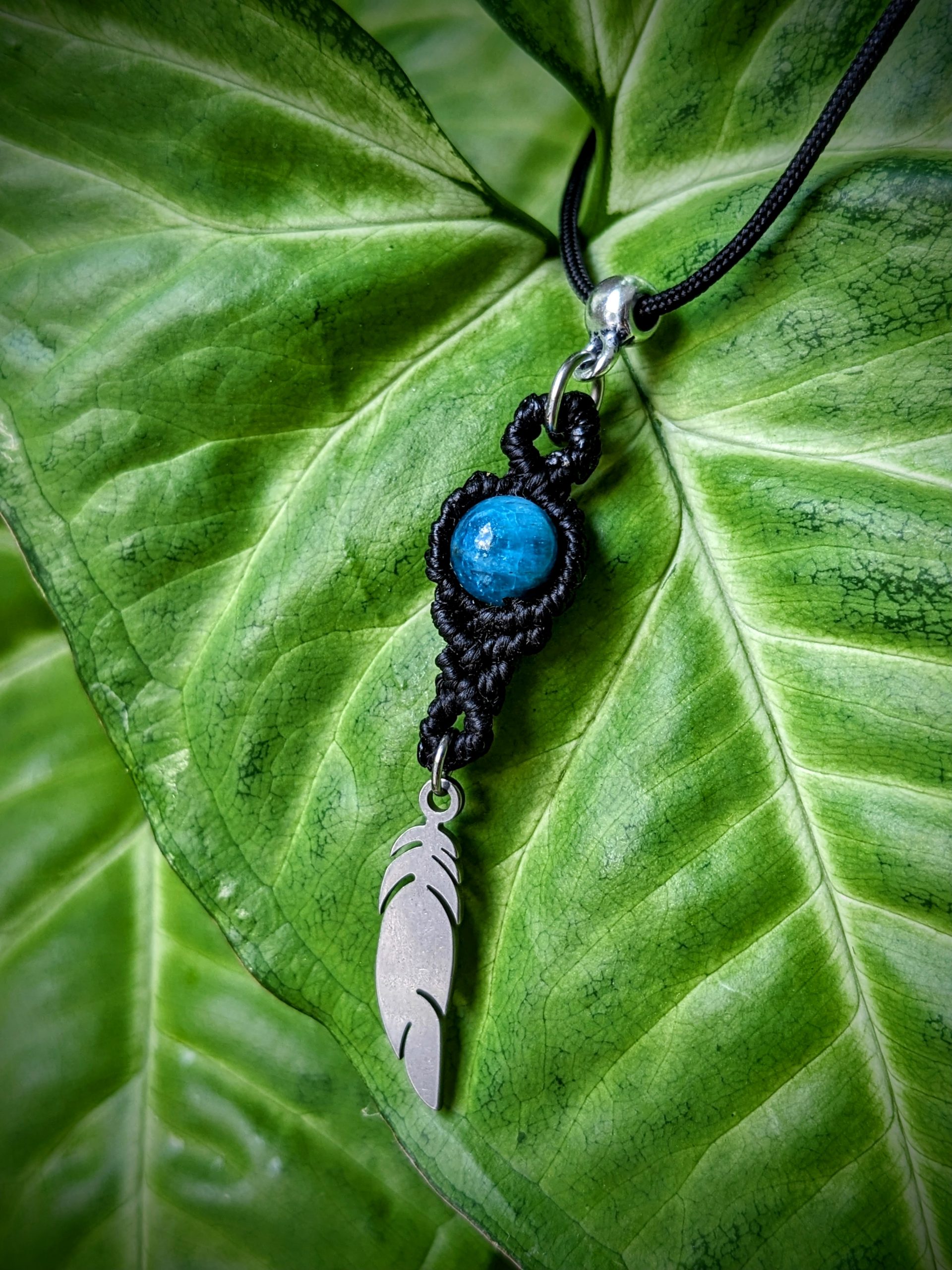 bijoux bohèmes chics artisanaux collier pendentif macramé pierre gemme apatite bleue fait main en france création artisanale