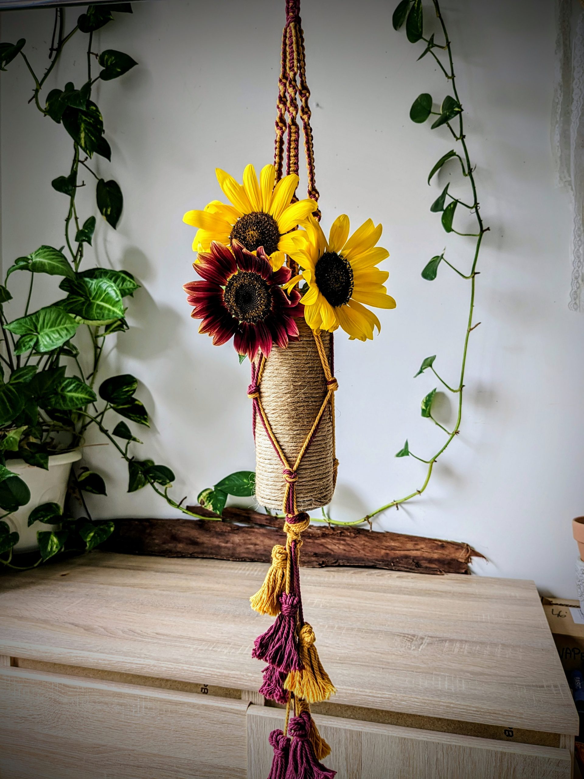 Suspension pour plante/vase en macramé safran et amarante avec pompons