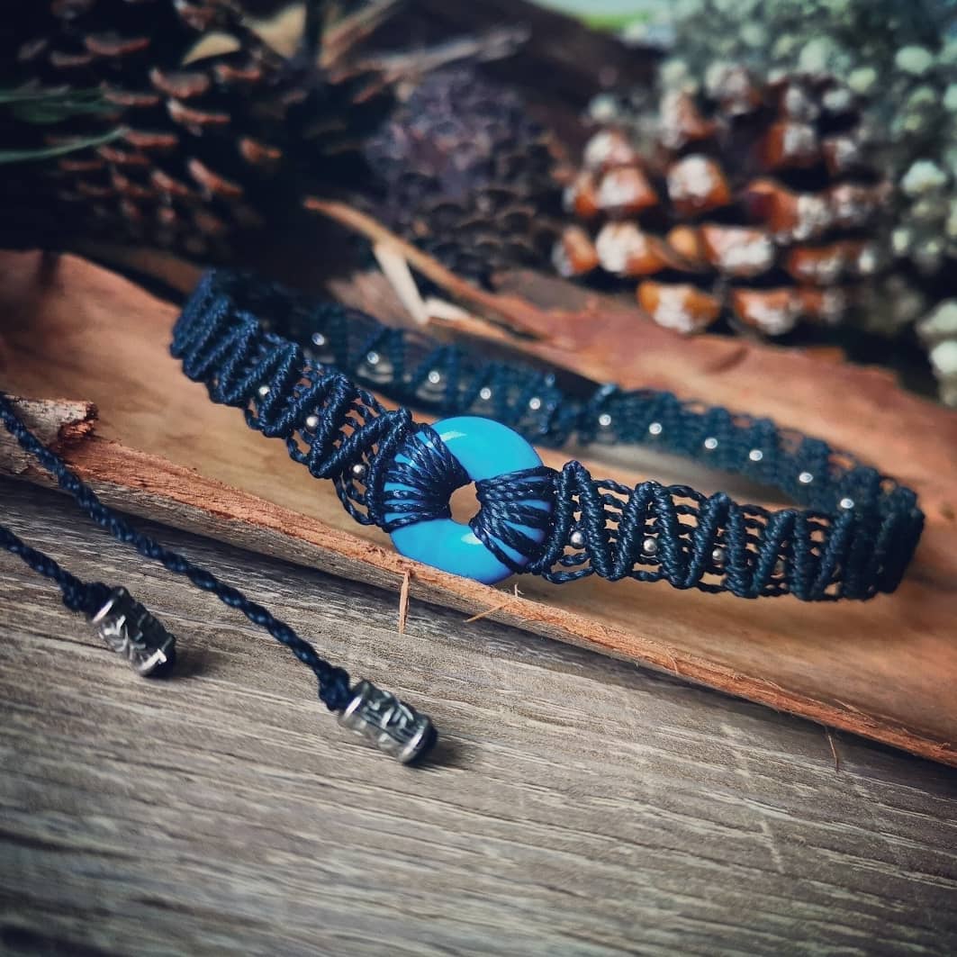 collier macramé pierre howlite bleue, bijoux artisanaux faits main en france, création