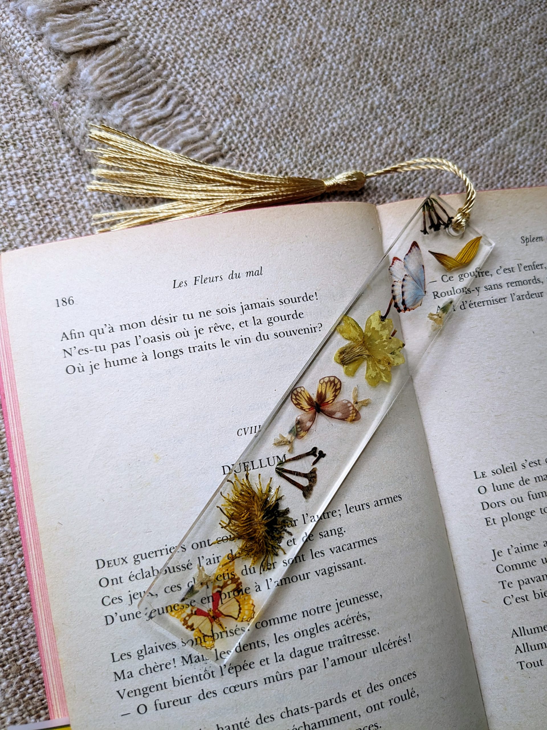 idée cadeau artisanal fait main en france, création unique, marque-page fleurs séchées pressées, résine inclusion