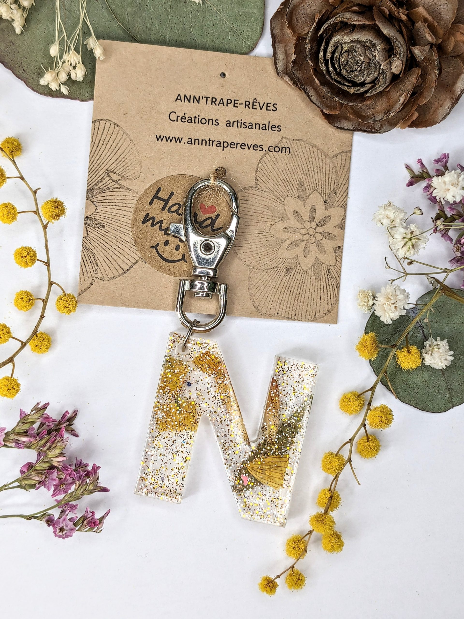 Porte-clef artisanal fait main en résine époxy et fleurs séchées idée cadeau maitresse atsem nounou création artisanale lettre de l'alphabet