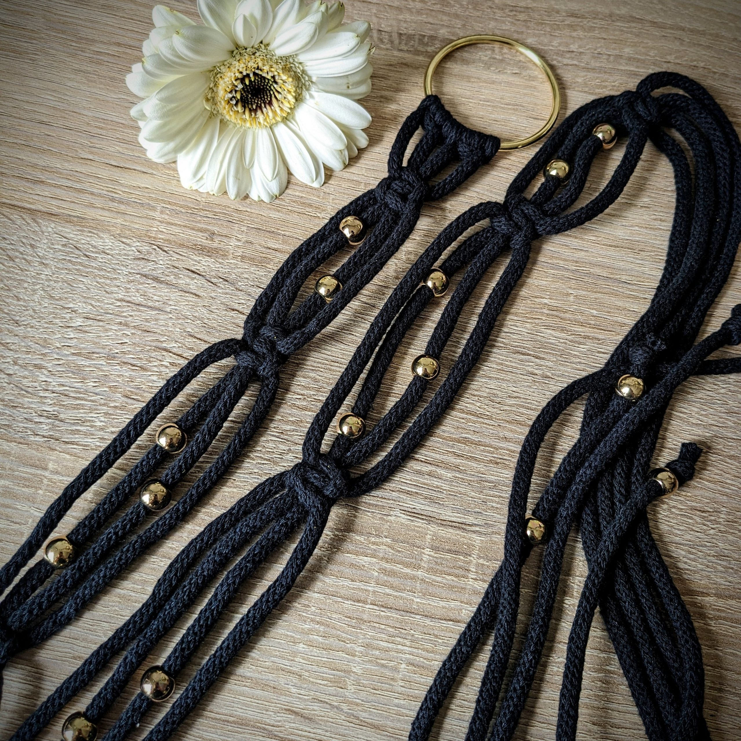 Ceinture macramé à nouer noire et dorée