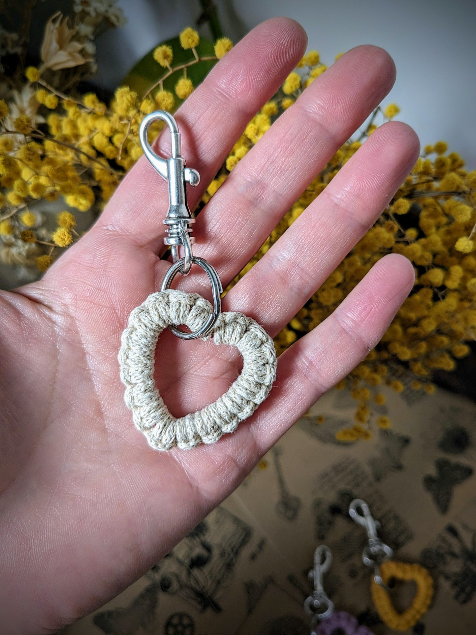 porte-clé artisanal fait main en macramé, porte-clef en forme de coeur, idée cadeau maitre maitresse merci atsem nounou