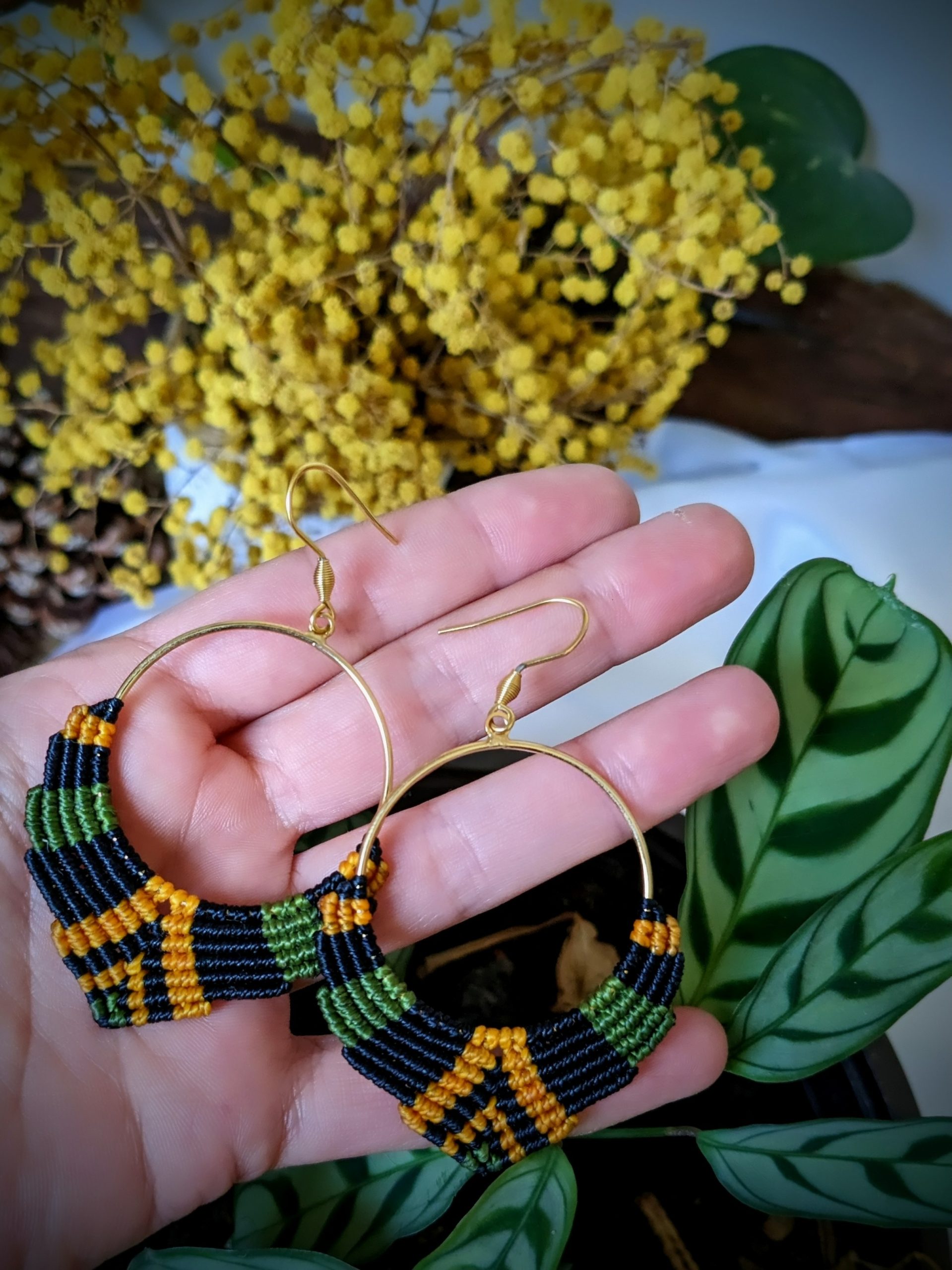 Bijoux bohèmes artisanaux en macramé faits main en France, boucles d'oreilles créoles anneaux bohèmes, ethniques