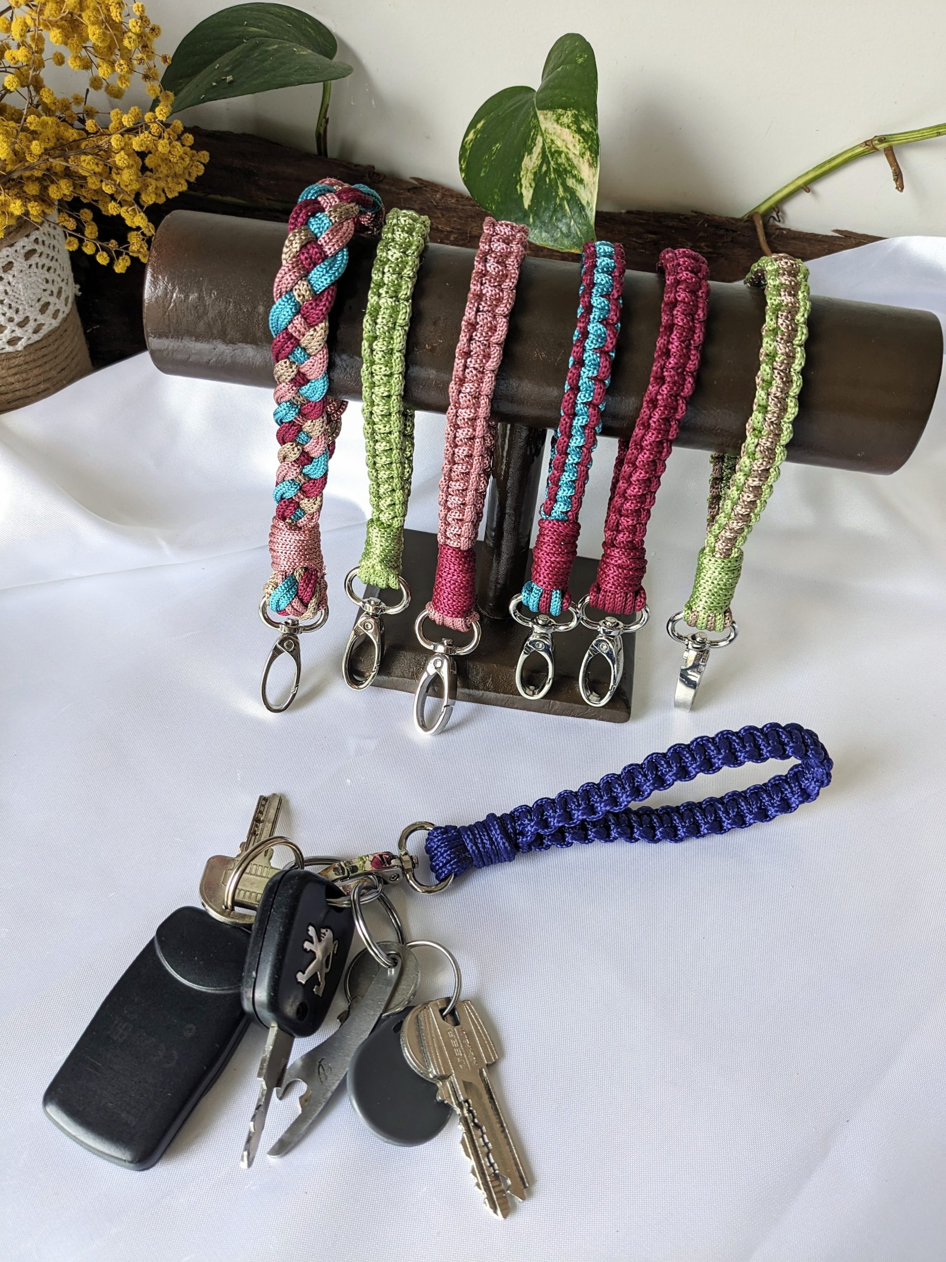 porte-clés, porte-clefs, macrame, paracorde, dragonne téléphone, fait main en france, idée cadeau, sur-mesure
