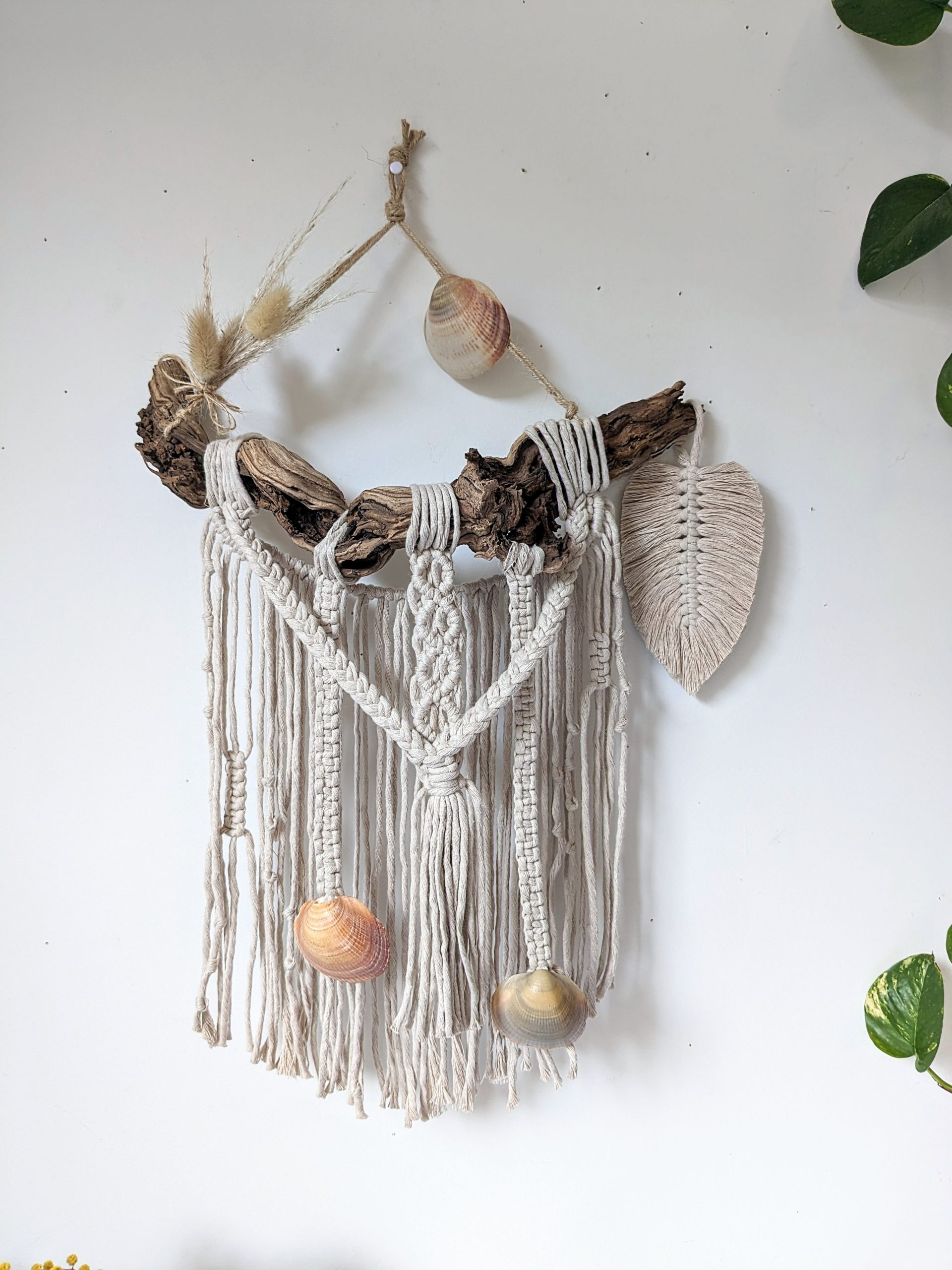 décoration murale d'intérieur artisanale, fait main en france, tenture macramé bohème, création plume